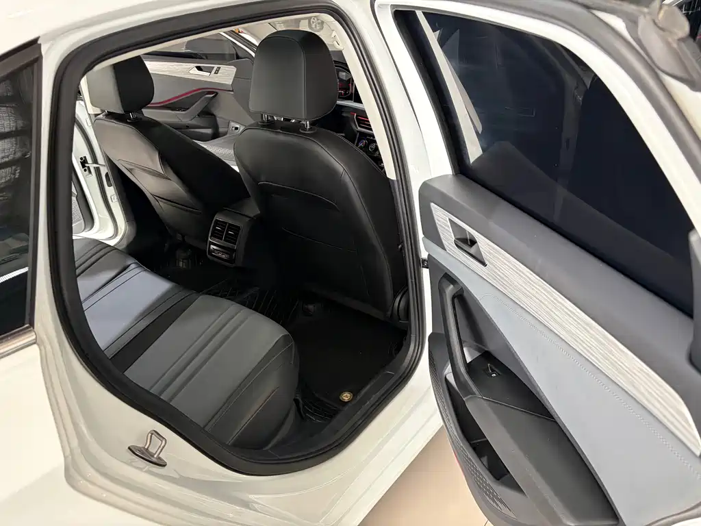 Volkswagen Sagitar — миниатюра 9