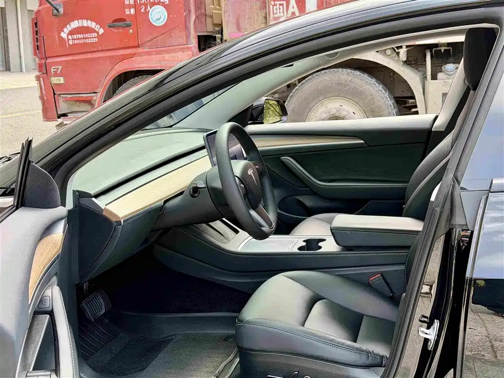 Tesla Model 3 — миниатюра 5
