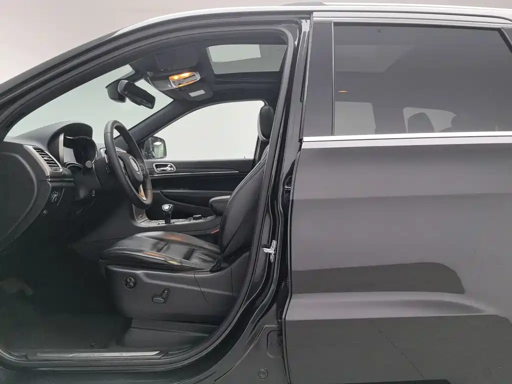 Jeep Grand Cherokee (Import) — миниатюра 10