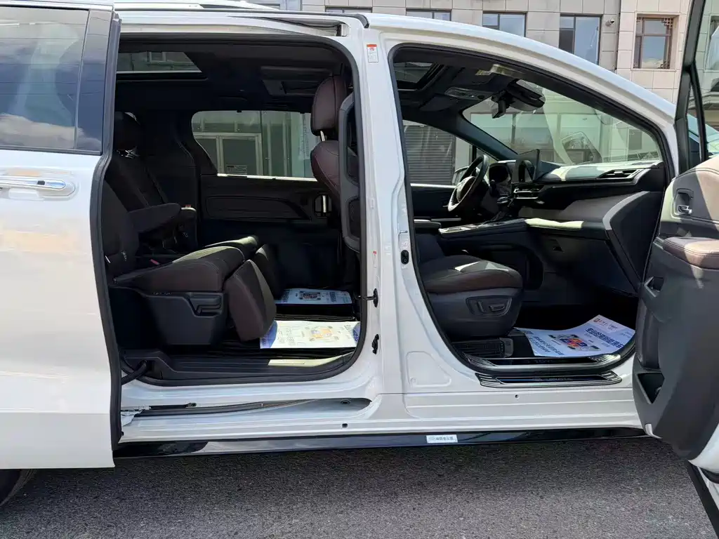 Toyota Granvia — миниатюра 7