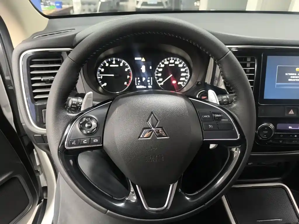 Mitsubishi Outlander — миниатюра 11