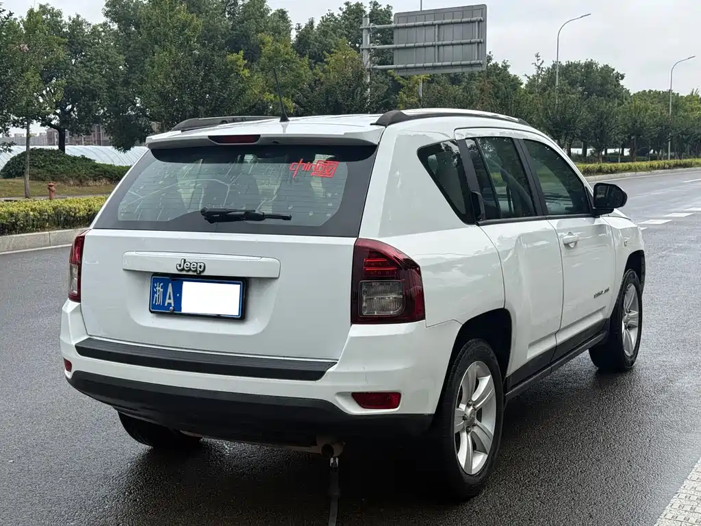 Jeep Compass (Import) — миниатюра 7