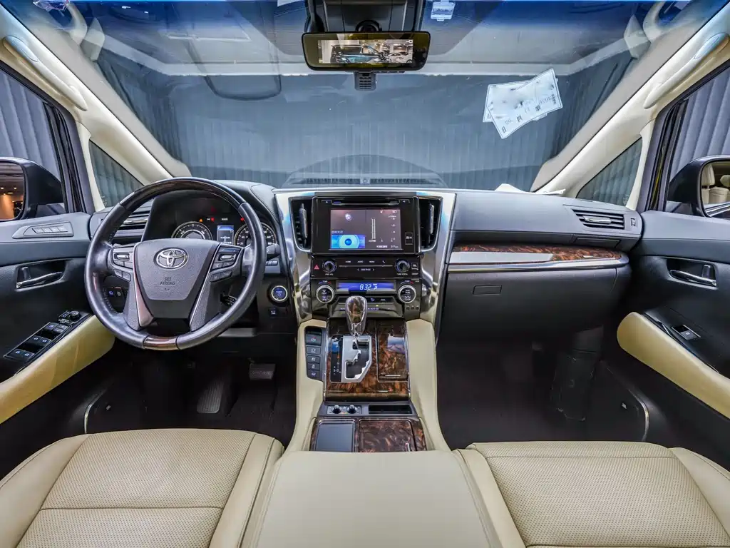 Toyota Alphard — миниатюра 8