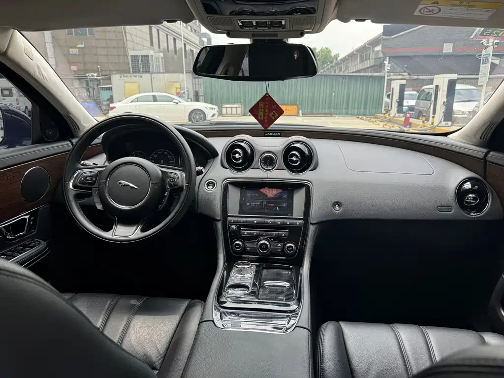 Jaguar XJ — миниатюра 9