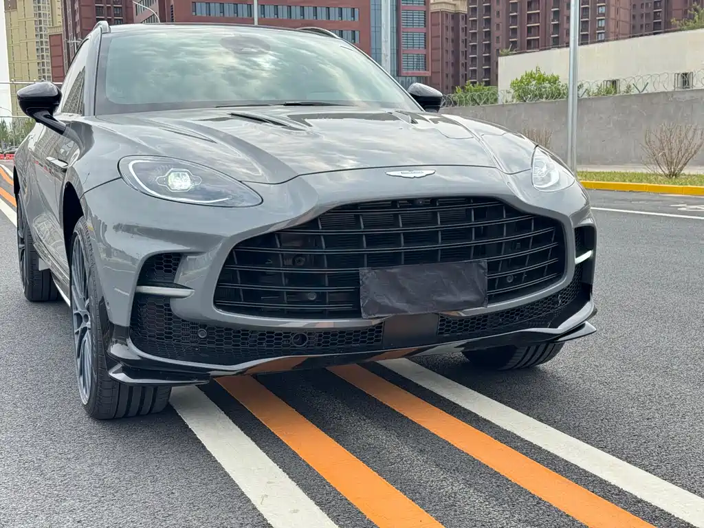 Aston Martin DBX 2025 4.0T V8 707
