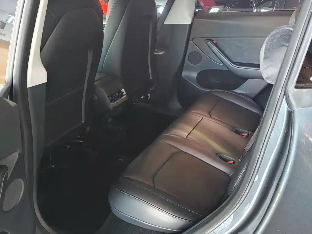 Tesla Model Y — миниатюра 8