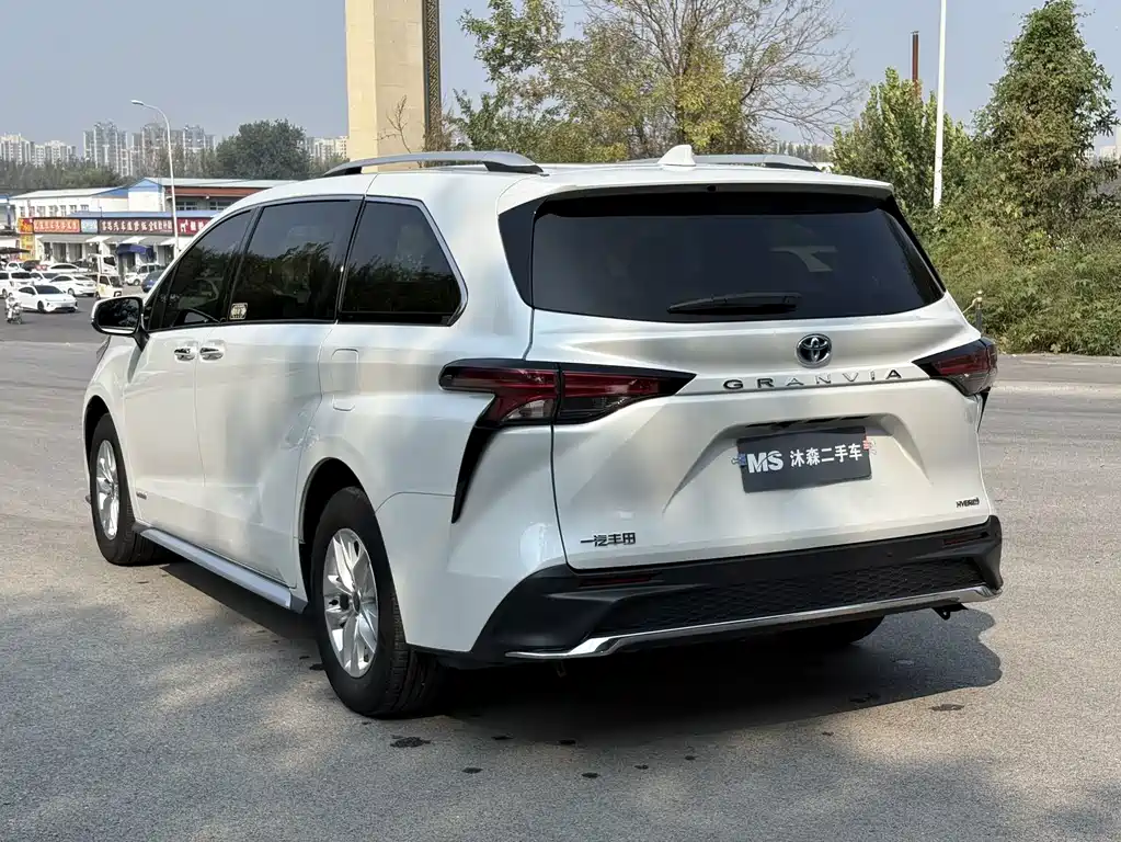 Toyota Granvia — миниатюра 6