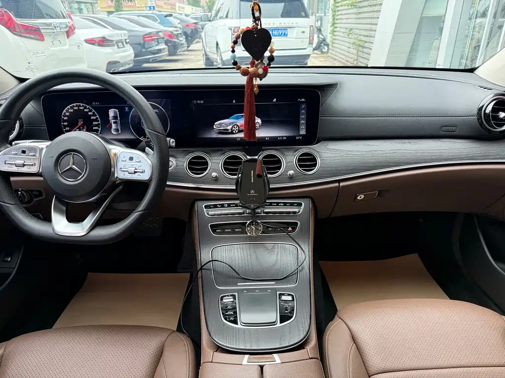 Mercedes-Benz E-Class — миниатюра 11