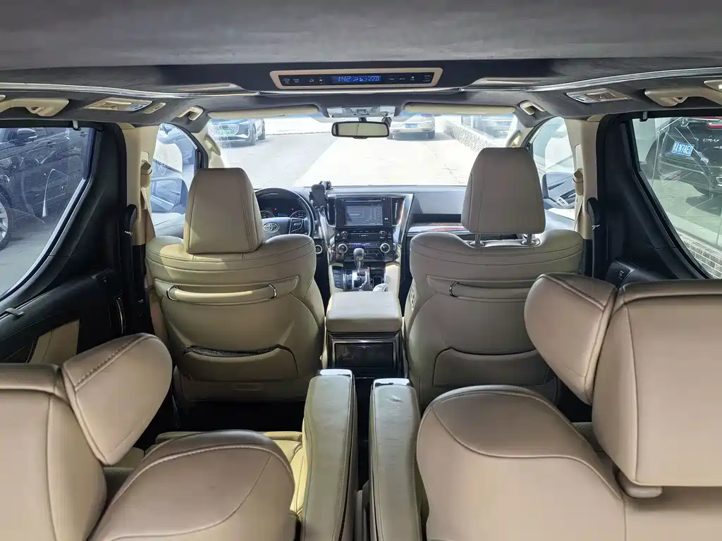 Toyota Alphard — миниатюра 6