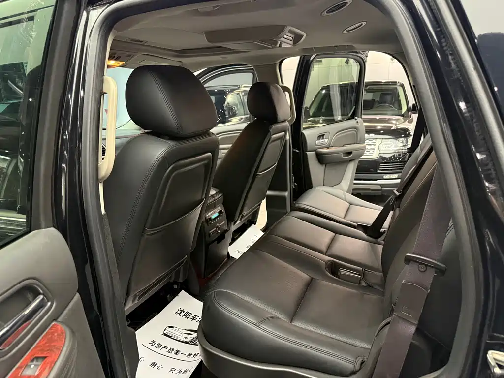 Cadillac Escalade — миниатюра 10