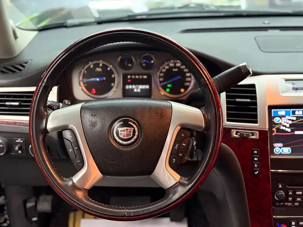 Cadillac Escalade — миниатюра 14