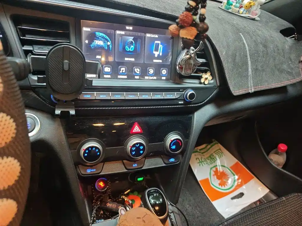 Hyundai Elantra — миниатюра 14