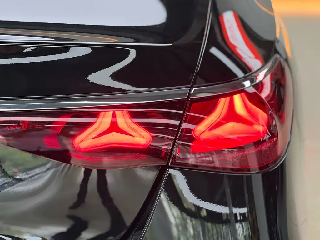 Mercedes-Benz E-Class — миниатюра 17