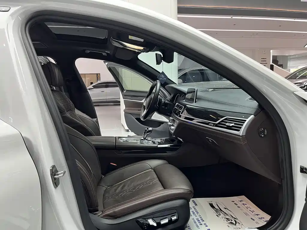 BMW 7 Series — миниатюра 12