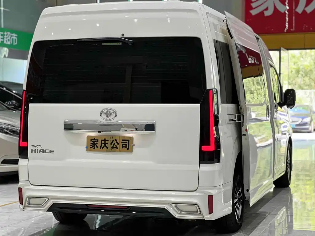 Toyota HiAce 2022 3.5L AT