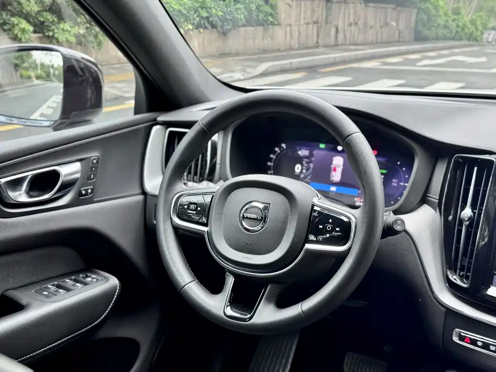 Volvo XC60 2023 T8 Sport