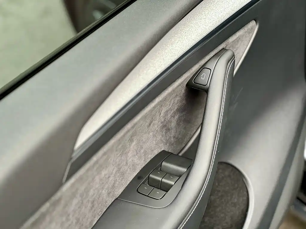 Tesla Model Y — миниатюра 6