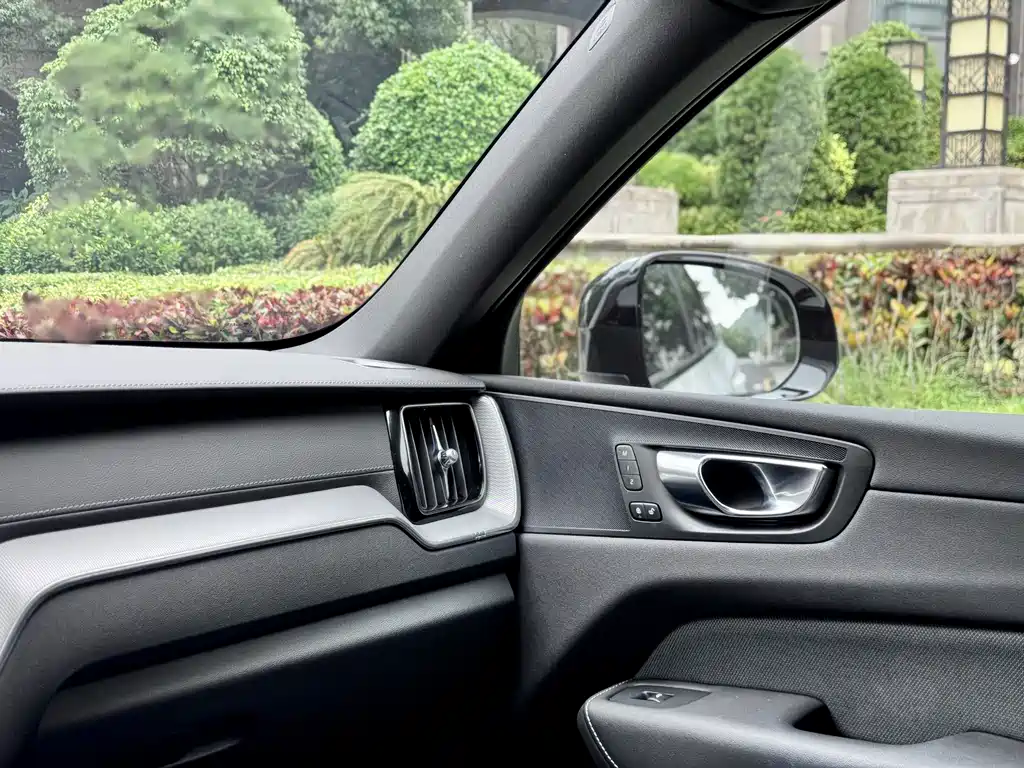 Volvo XC60 2023 T8 Sport