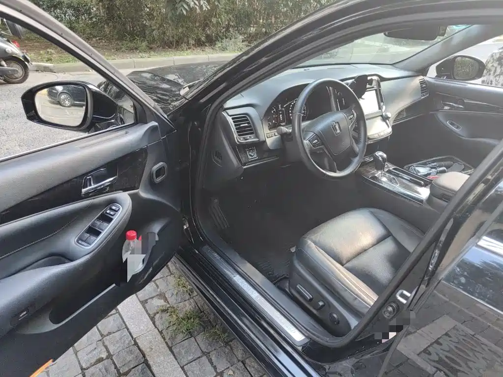 Toyota Crown — миниатюра 14