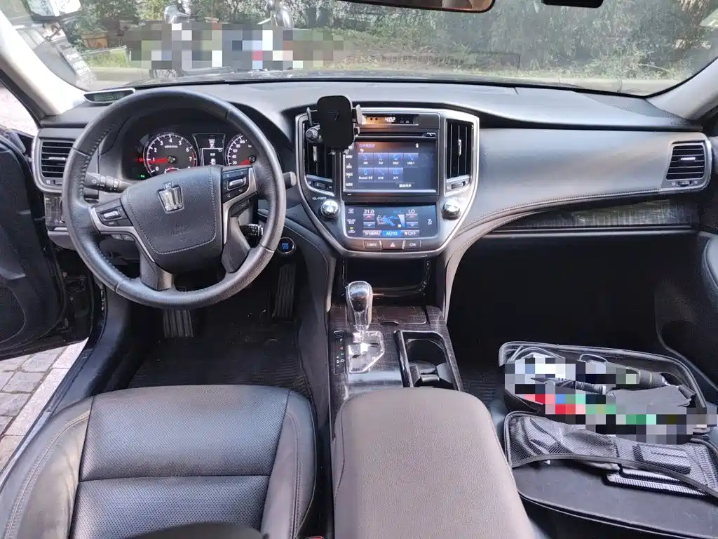 Toyota Crown — миниатюра 13