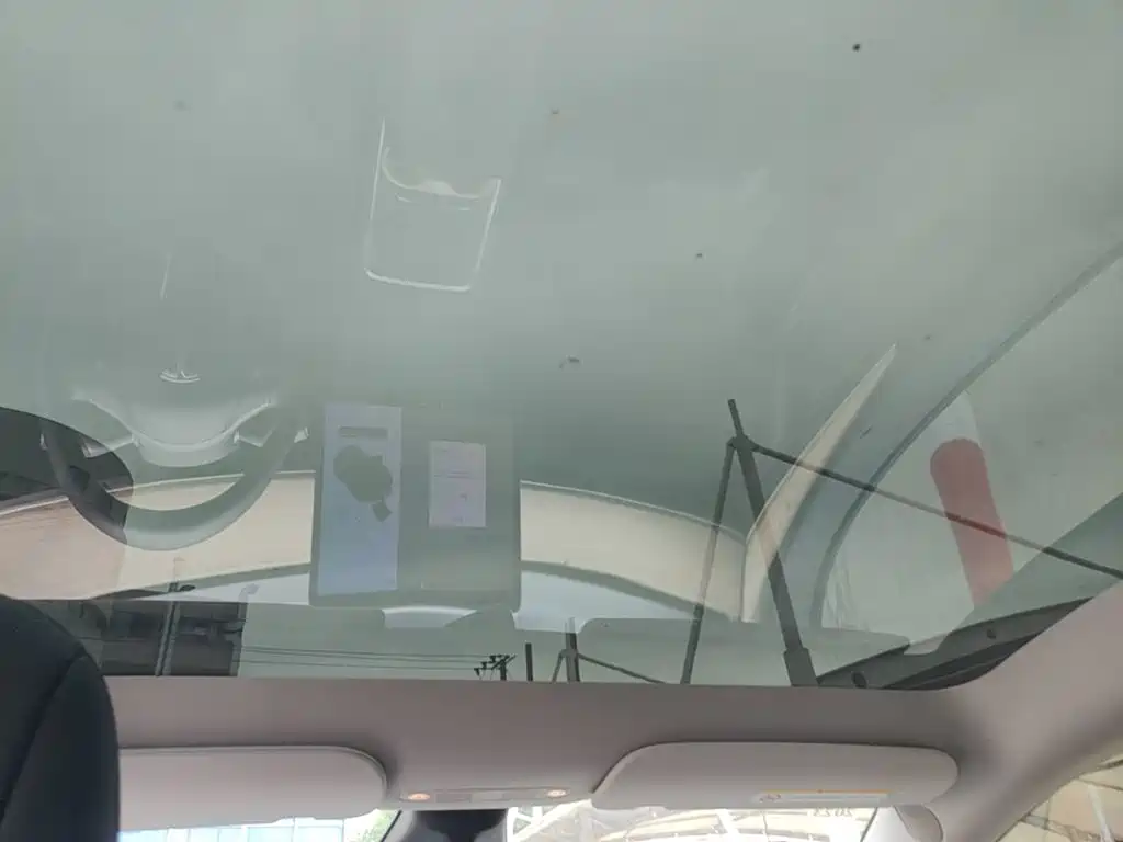 Tesla Model Y — миниатюра 18