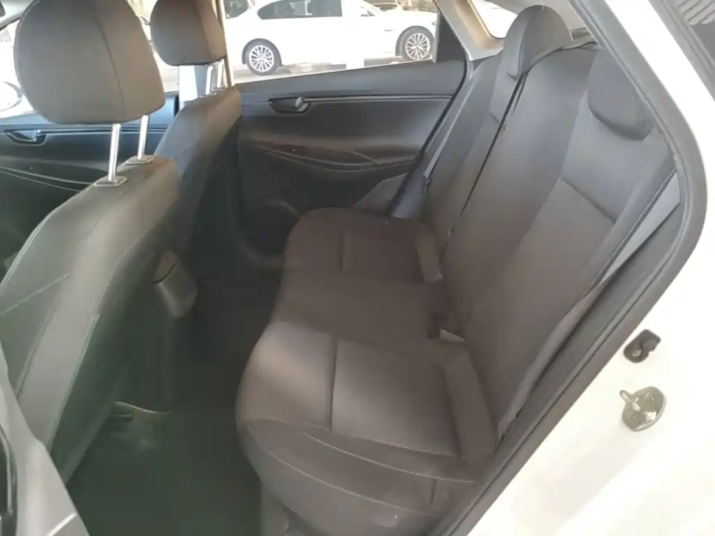 Hyundai Elantra — миниатюра 17