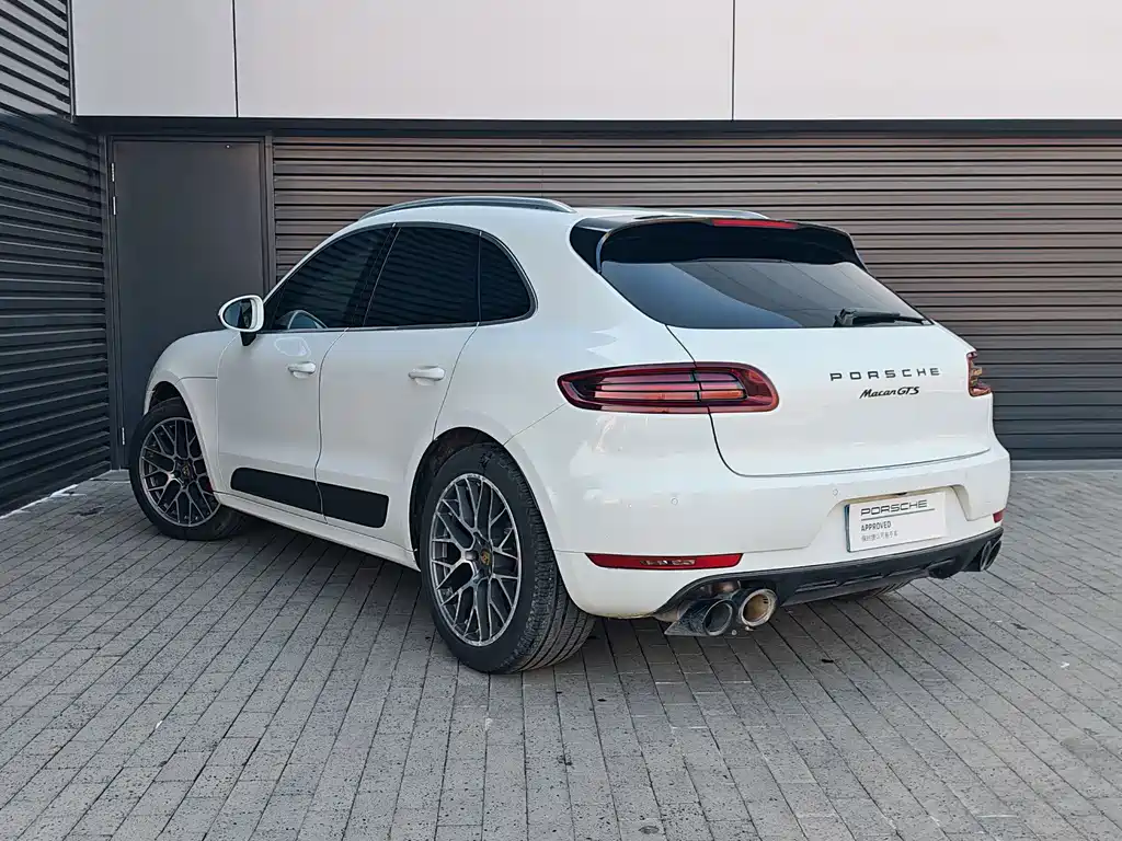 PORSCHE MACAN