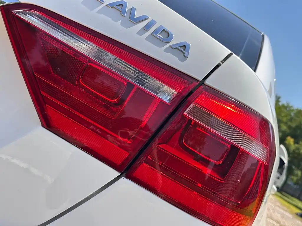 Volkswagen Lavida 2015 1.6L MT