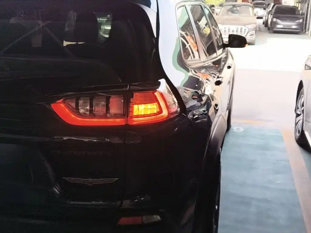 Jeep Cherokee — миниатюра 8