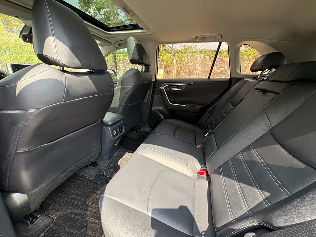 Toyota RAV4 — миниатюра 6