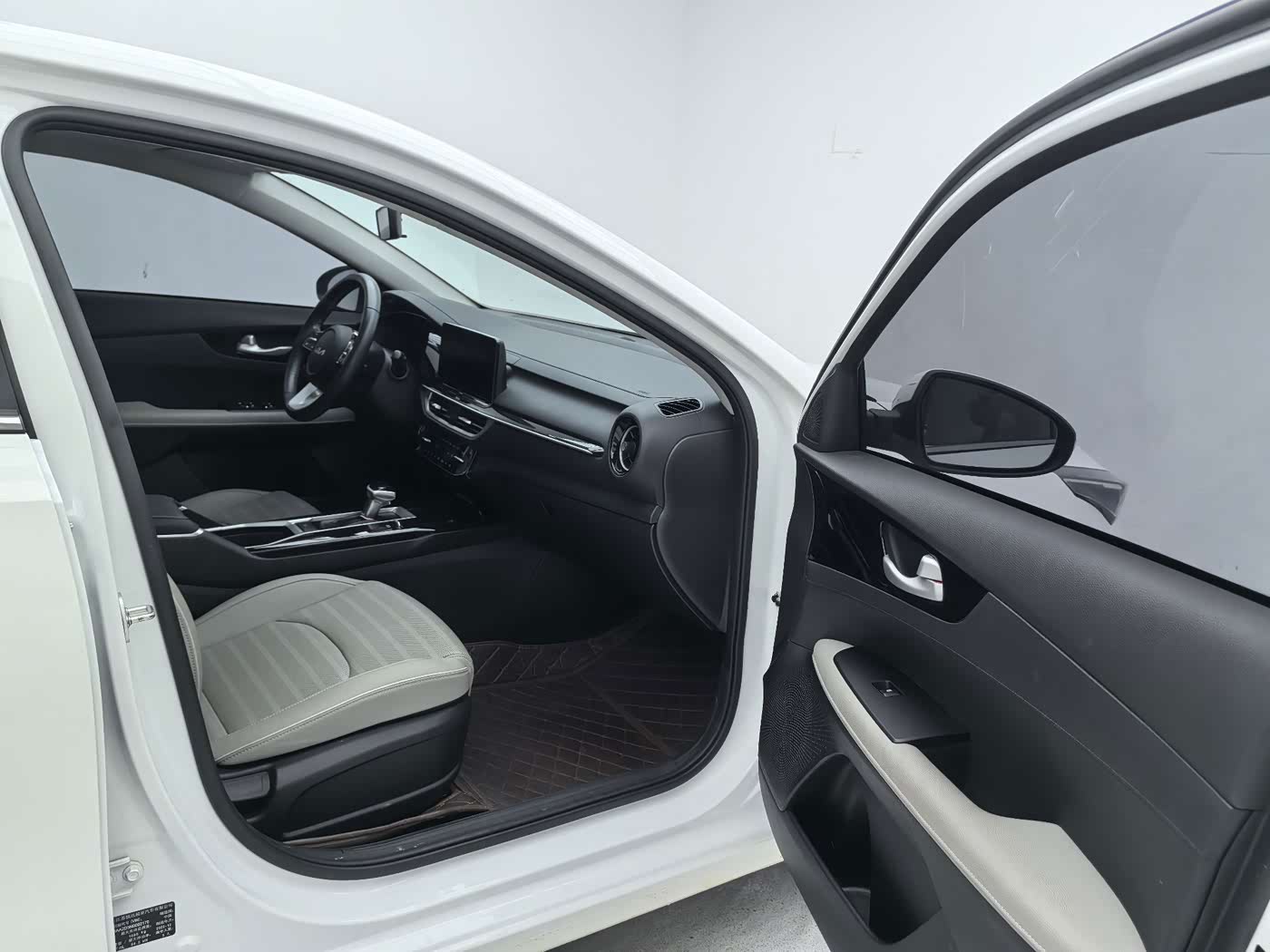Kia K3 1.5 л 2023 г. Белый, пробег 24000 км