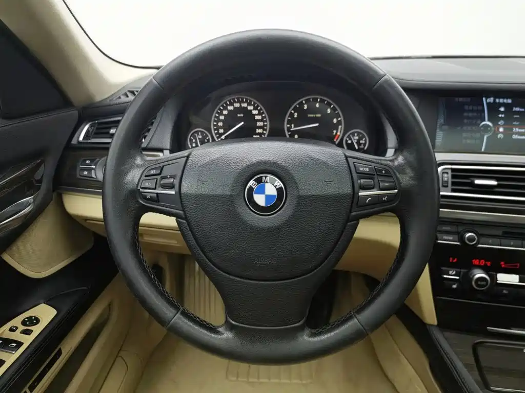 BMW 7 Series — миниатюра 11