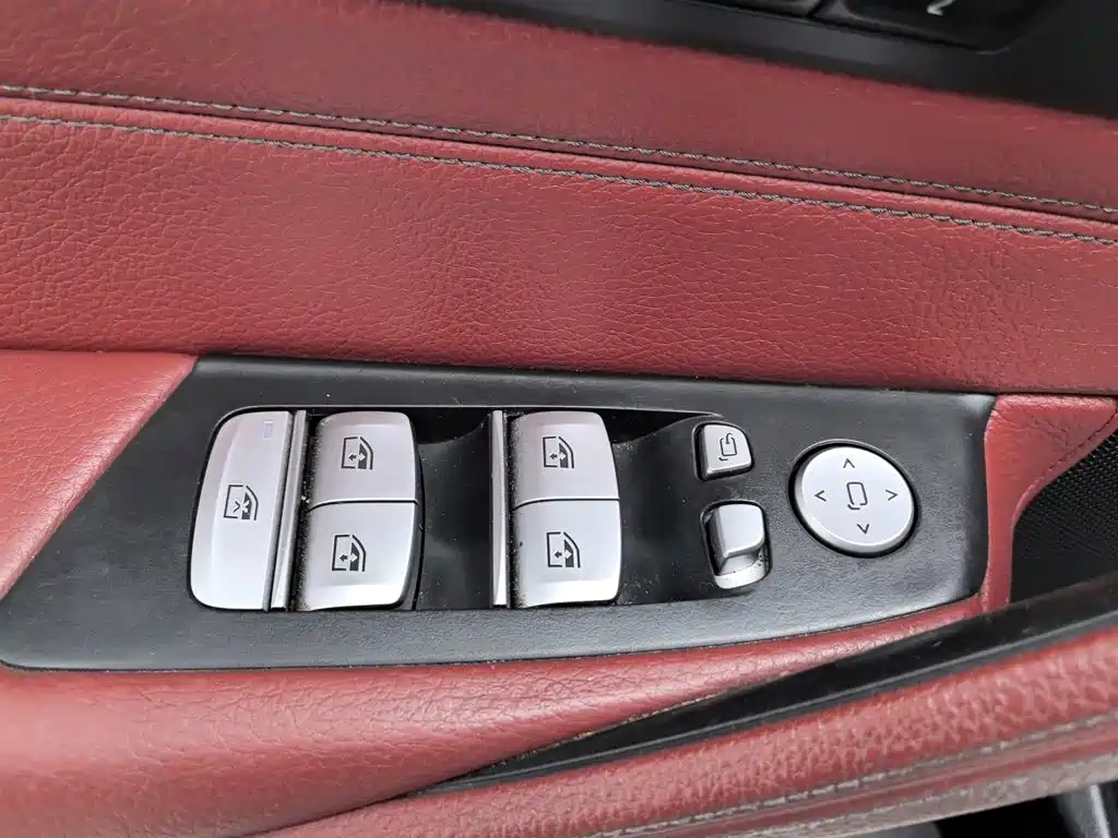 BMW 5 Series — миниатюра 9