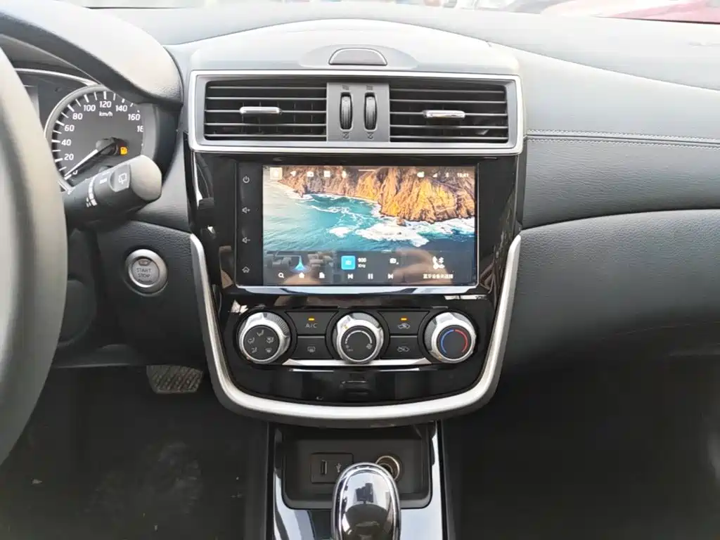 Nissan Tiida — миниатюра 13