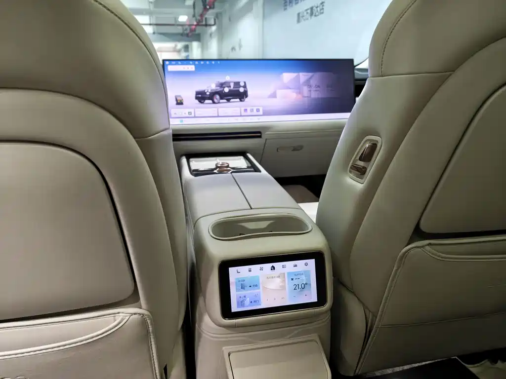 Lynk & Co 900 — миниатюра 5