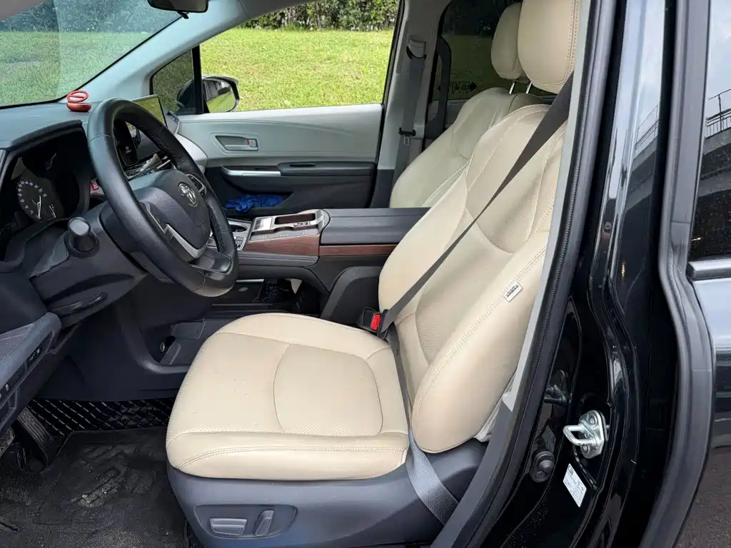Toyota Sienna — миниатюра 8