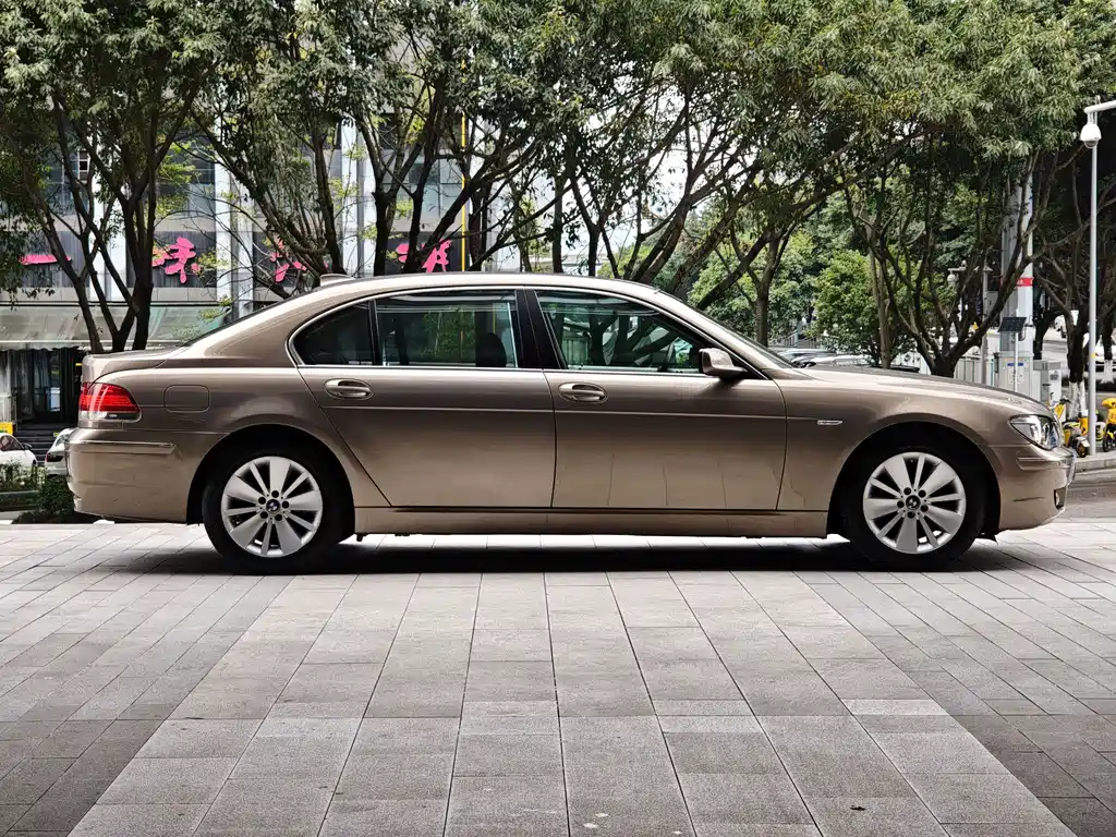 BMW 7 Series — миниатюра 6