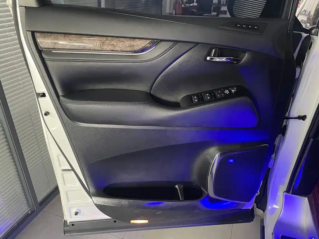 Toyota Alphard — миниатюра 12