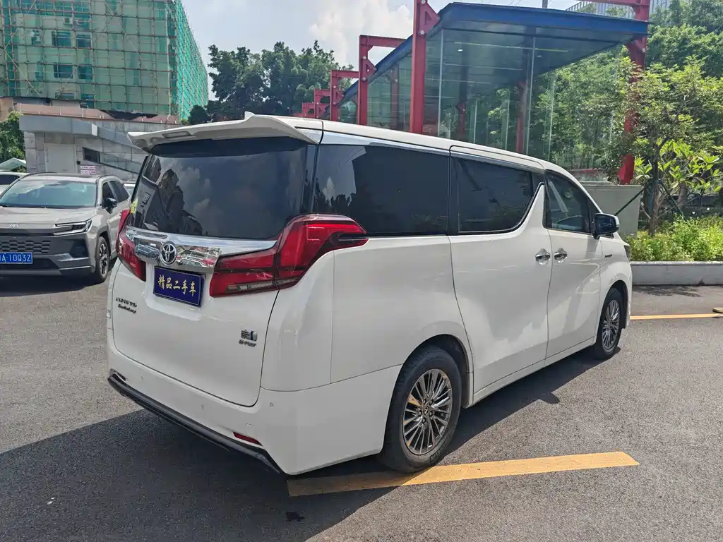 Toyota Alphard — миниатюра 16