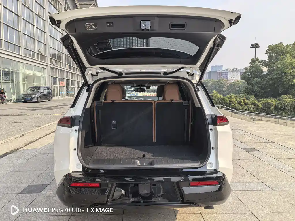 NISSAN EXPLORING THE LAND