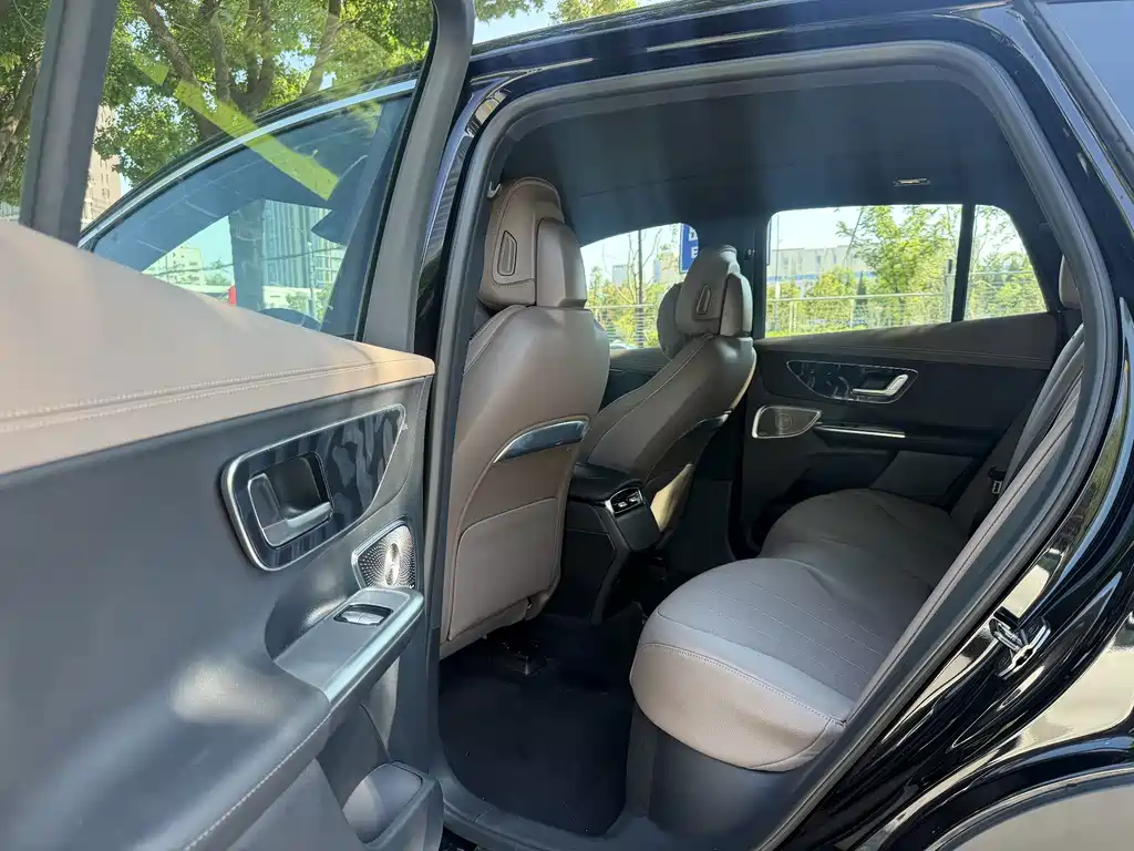 Mercedes-Benz EQE SUV — миниатюра 16
