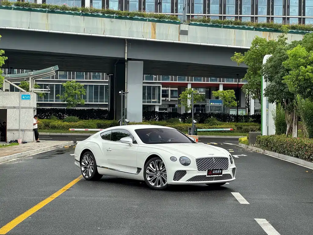 Bentley Continental 4.0T GT V8 Mulliner, фото 3