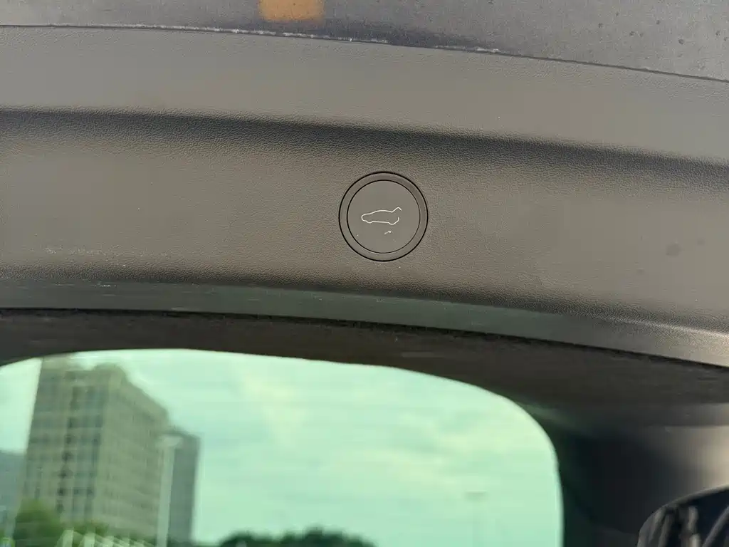 Tesla Model Y — миниатюра 19
