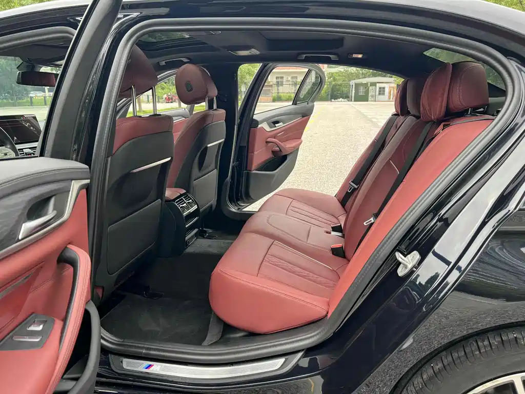BMW 5 Series — миниатюра 9