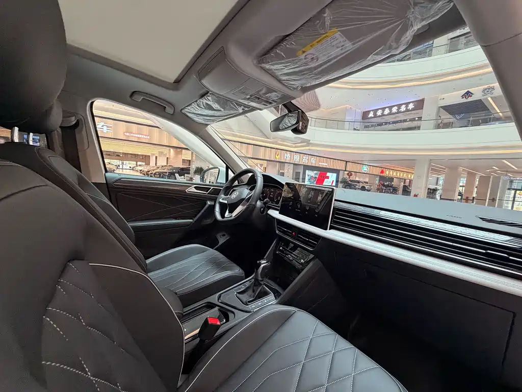 Volkswagen Tiguan L — миниатюра 12