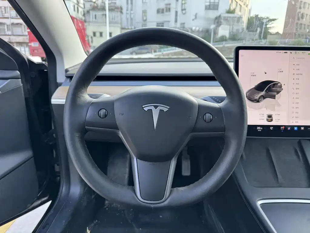 Tesla Model 3 — миниатюра 7