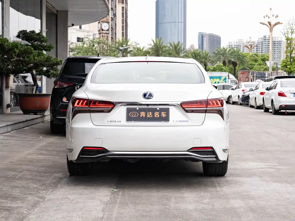 Lexus LS — миниатюра 5