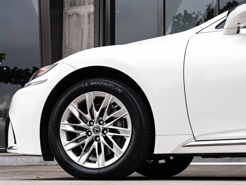 Lexus LS — миниатюра 8