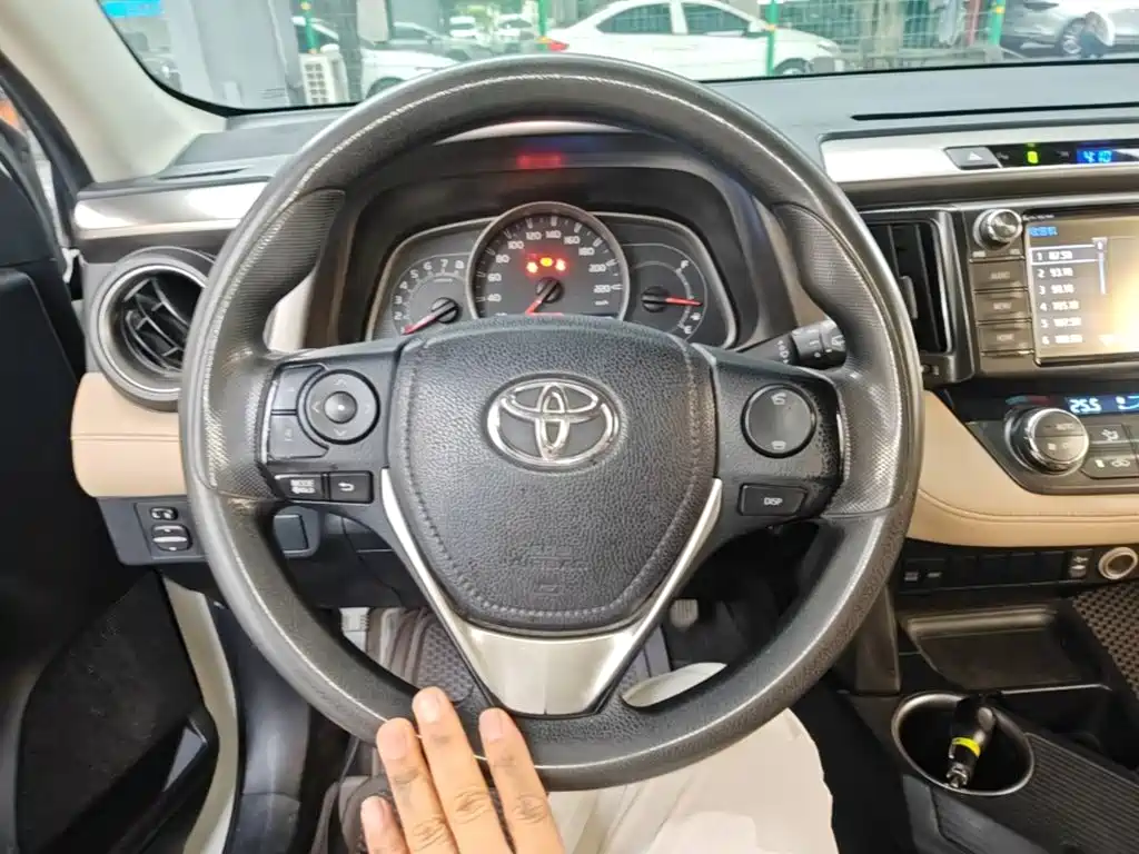 Toyota RAV4 — миниатюра 11