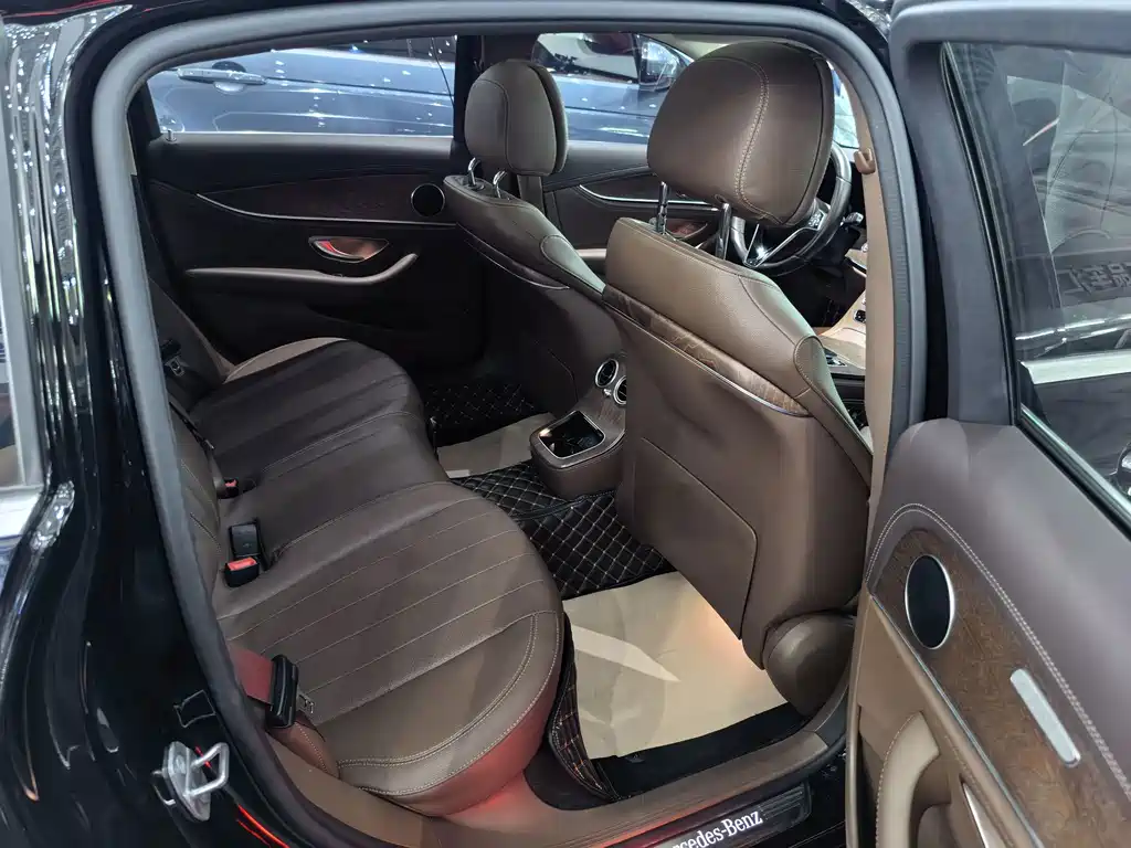 Mercedes-Benz E-Class — миниатюра 13